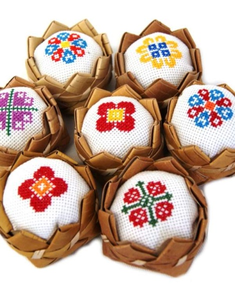 Игольница круглая из бересты с ручной вышивкой