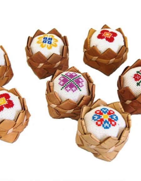 Игольница круглая из бересты с ручной вышивкой